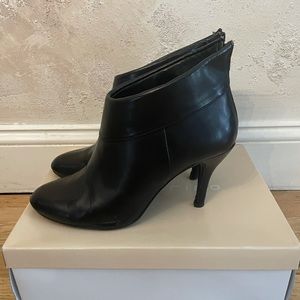 ANN MARINO BLK FAUX LEATHER ANKLE BOOTIE